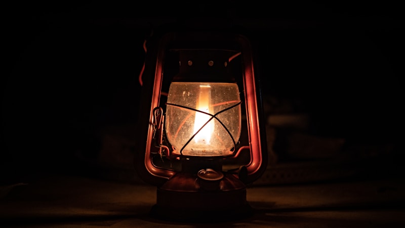LEDランタンは本当に必要？懐中電灯との違い・使い分け・選び方をやさしく解説