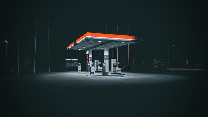 24時間対応のパンク修理はガソリンスタンドでできる?深夜の対処法と頼れる探し方をわかりやすく解説